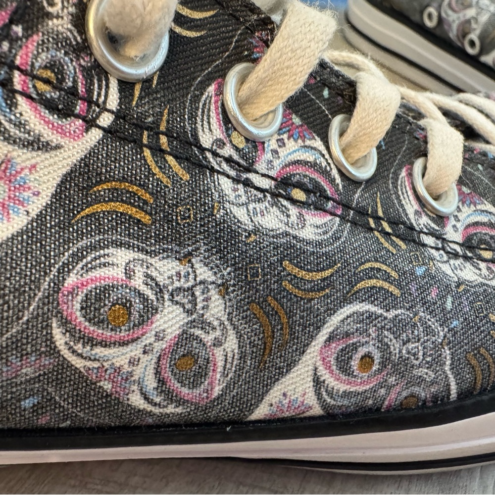Converse All-Star Sugar Skull Cats, Dia de Los Muertos print, women’s 9, men’s 7